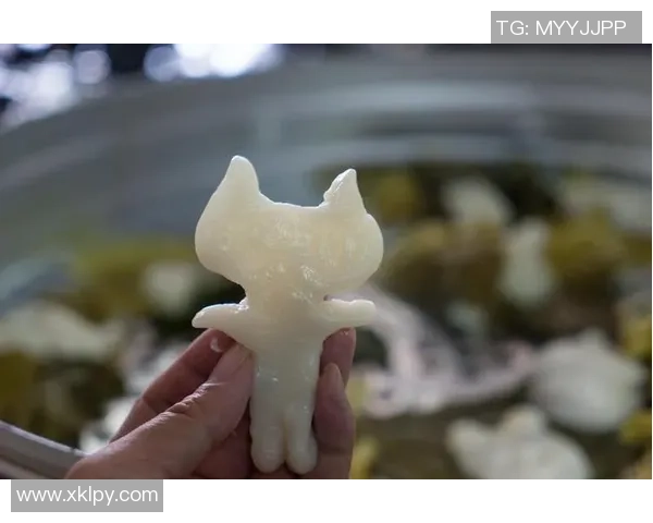 足球明星抠糖饼的趣味生活揭秘与场上风采的完美结合